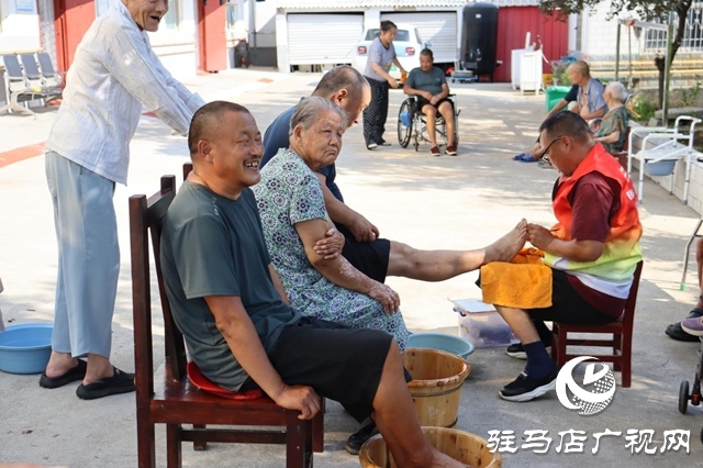 驛城區(qū)香山街道：“情暖夕陽紅 黨員在行動(dòng)”志愿服務(wù)點(diǎn)亮老人幸福生活