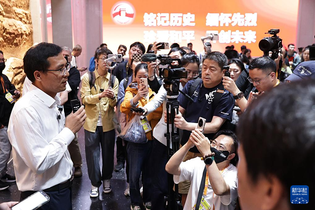近200名境內(nèi)外記者赴中國人民抗日戰(zhàn)爭紀念館等地參觀采訪