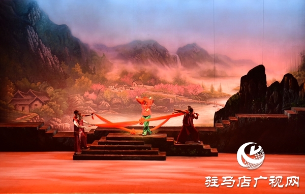黃河戲劇節(jié)參賽劇目豫劇《女人是座山》平輿震撼上演 演繹堅(jiān)韌母愛感動(dòng)全場(chǎng)