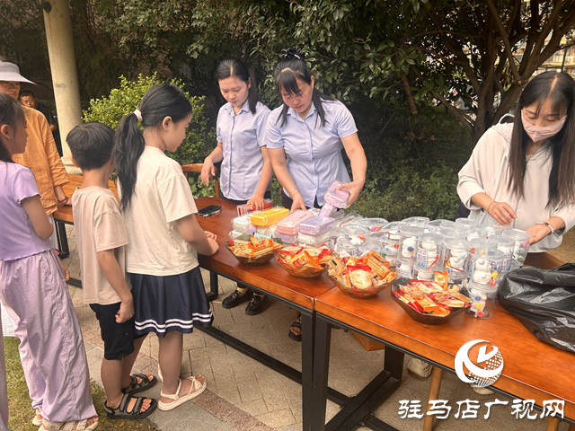駐馬店經(jīng)濟(jì)開(kāi)發(fā)區(qū)翟莊居委會(huì)攜手百合春天物業(yè)開(kāi)展“暖心開(kāi)學(xué)季”活動(dòng)