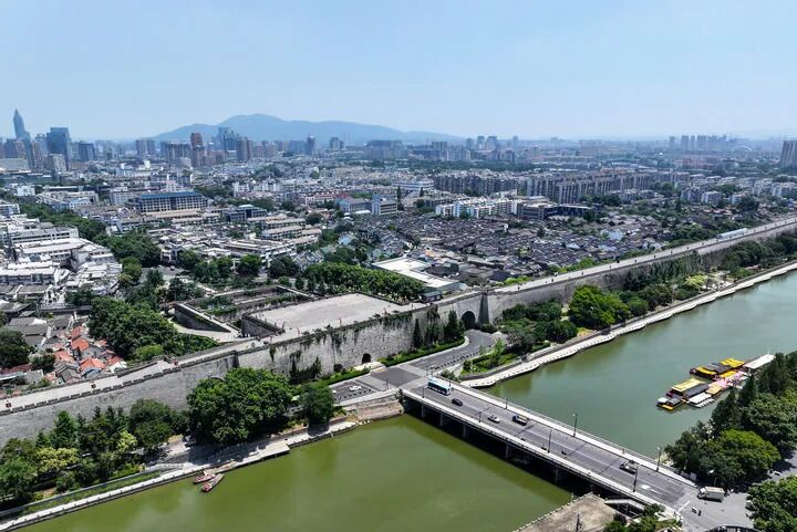 　　在民族復(fù)興征程上奪取新的偉大勝利——紀(jì)念中國(guó)人民抗日戰(zhàn)爭(zhēng)暨世界反法西斯戰(zhàn)爭(zhēng)勝利80周年