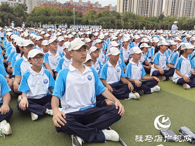  共襄盛舉 駐馬店市實(shí)驗(yàn)中學(xué)組織全體師生觀看閱兵式彰顯愛國(guó)情懷