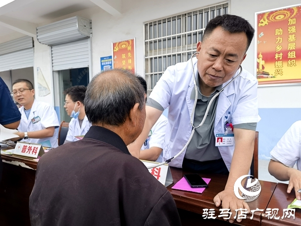 平輿縣中心醫(yī)院開展“健康天中行·大醫(yī)獻(xiàn)愛心”走進(jìn)鄉(xiāng)村大型宣傳義診活動
