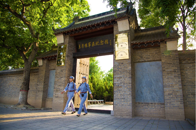 “老弟，這雙棉鞋給你穿”