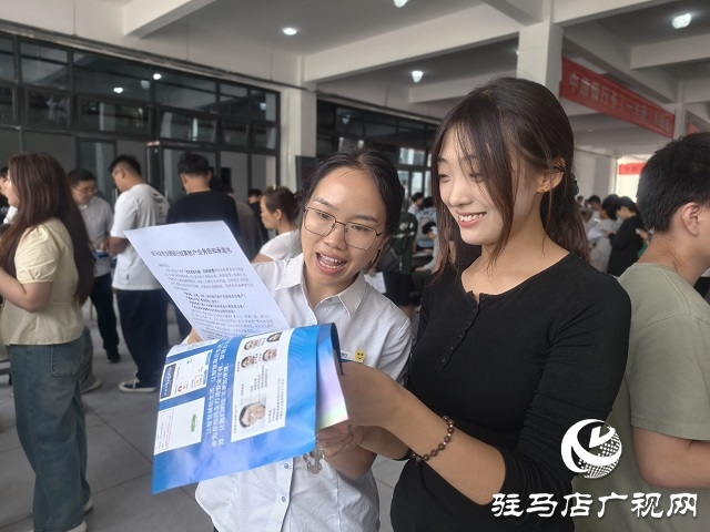 中原銀行駐馬店分行走進(jìn)確山職教園區(qū) 高效服務(wù)2600余名學(xué)生辦理校園一卡通