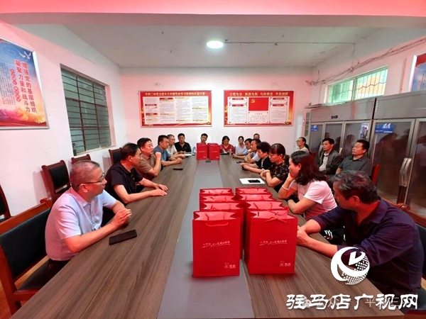 平輿縣教育局、古槐中心學(xué)校赴平輿三中開展教師節(jié)慰問活動