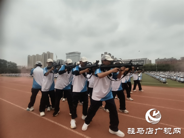  駐馬店市實驗中學2025級新生拓展訓練暨國防教育匯報表演舉行