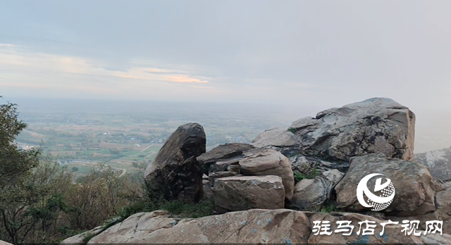 泌陽縣羅漢山：初秋雨后宛若仙境 云霧奇石共繪水墨畫卷