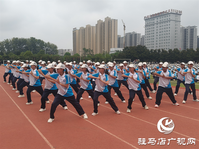  駐馬店市實驗中學2025級新生拓展訓練暨國防教育匯報表演舉行