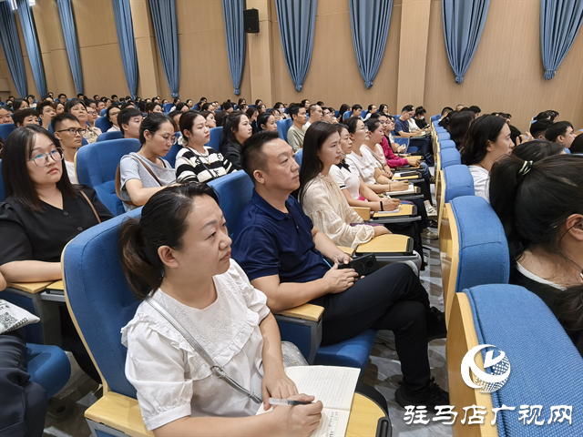  駐馬店經(jīng)濟(jì)開發(fā)區(qū)金雀路小學(xué)召開“萌芽向光?家校共赴”一年級家長會