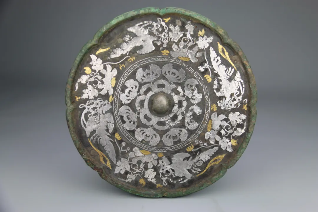 文博日歷丨唐代銅鏡上的“三人行，必有我?guī)煛? /></p>
<p style=