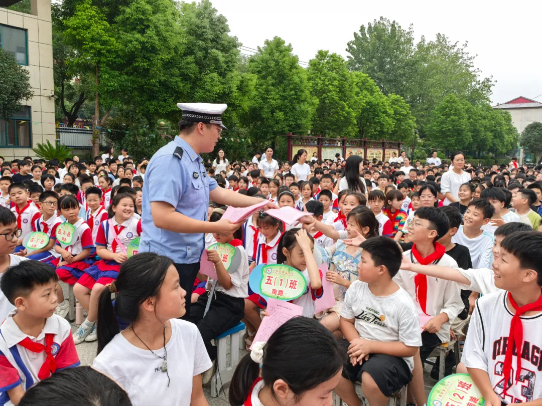 上蔡交警進校園開展交通安全知識宣講