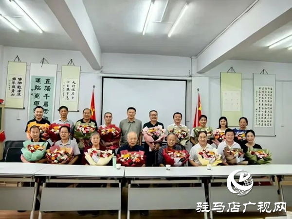 黃淮學(xué)院：校友鮮花贈恩師 金秋情暖教師節(jié)