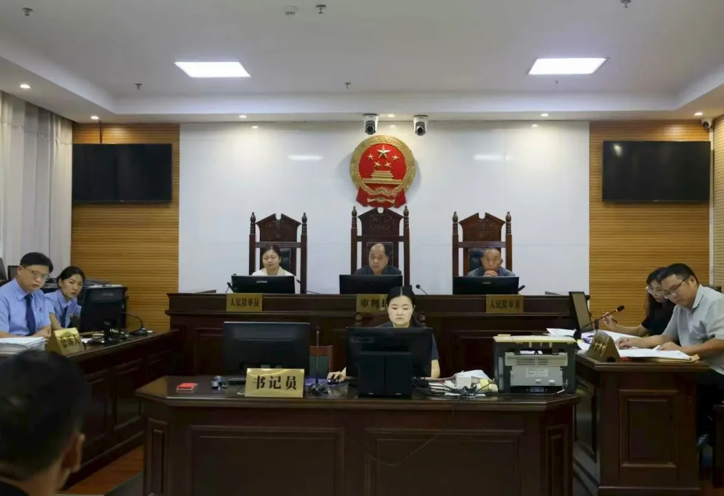 遂平縣檢察院組織庭審觀摩評議活動