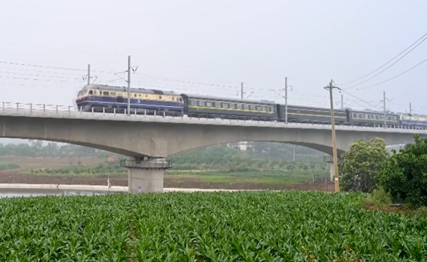 1至8月全國(guó)鐵路完成固定資產(chǎn)投資5041億元