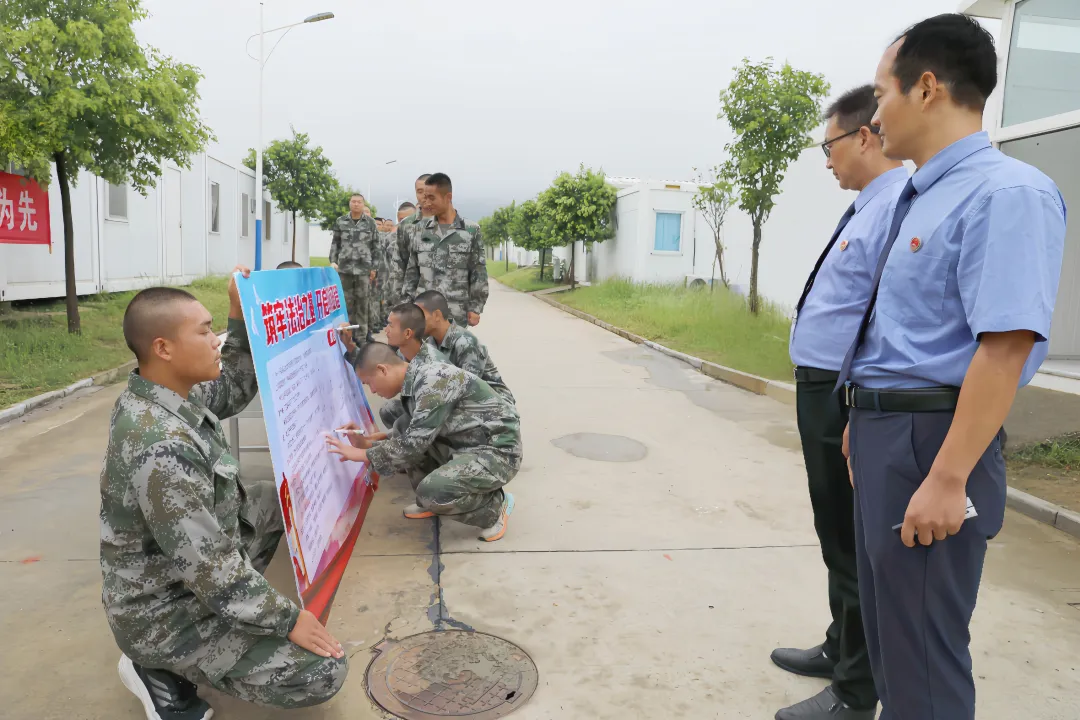 ?駐馬店市檢察院+驛城區(qū)檢察院：赴軍營開展新兵法治宣講
