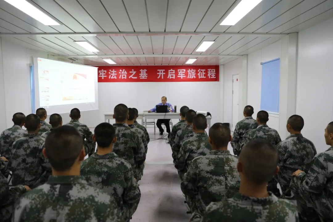 ?駐馬店市檢察院+驛城區(qū)檢察院：赴軍營開展新兵法治宣講