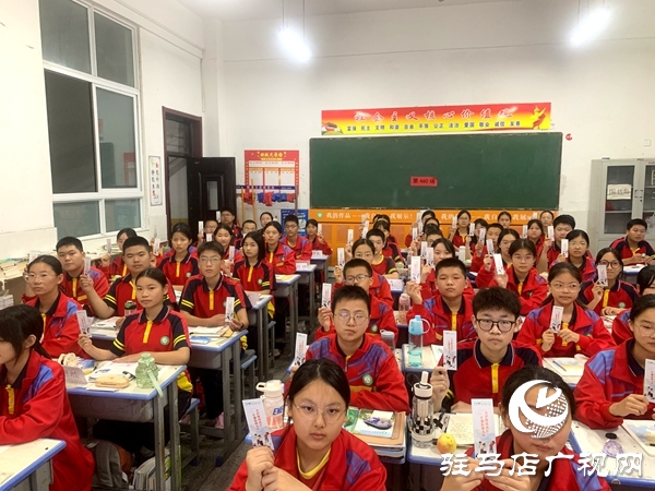 平輿思源實(shí)驗(yàn)學(xué)校在全校范圍內(nèi)開展“護(hù)苗·綠書簽”主題班會