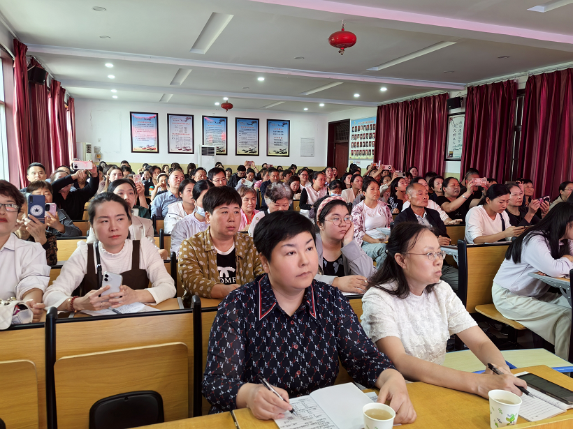  您好，一年級(jí)！家長(zhǎng)，家長(zhǎng)，預(yù)備起！&mdash;&mdash;駐馬店市第十一小學(xué)舉行一年級(jí)新生家長(zhǎng)講座