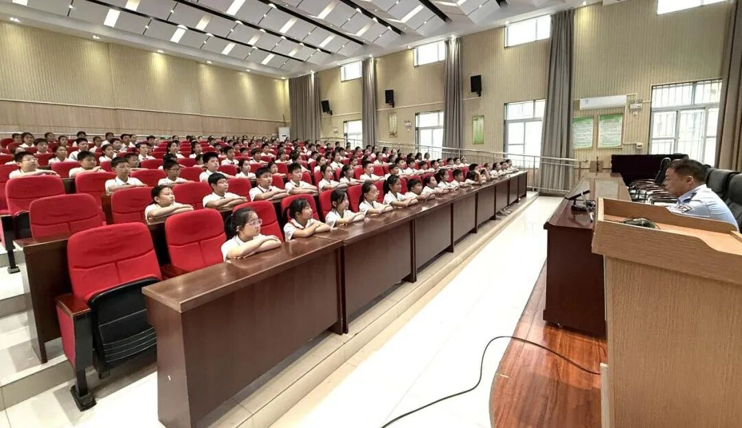 駐馬店市第三十三小學(xué)開展法治教育講座：法治進(jìn)校園 安全伴成長(zhǎng)