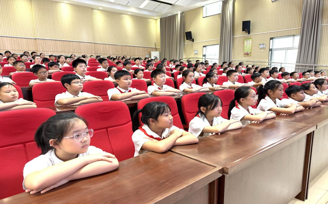駐馬店市第三十三小學(xué)開展法治教育講座：法治進(jìn)校園 安全伴成長(zhǎng)