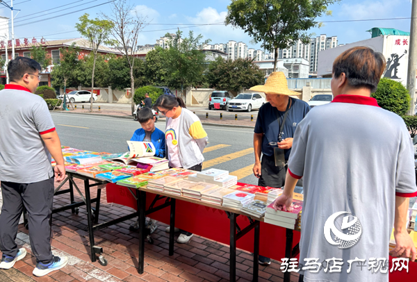 “書香河南” 第四屆全民閱讀大會平輿分會場惠民書展活動舉行