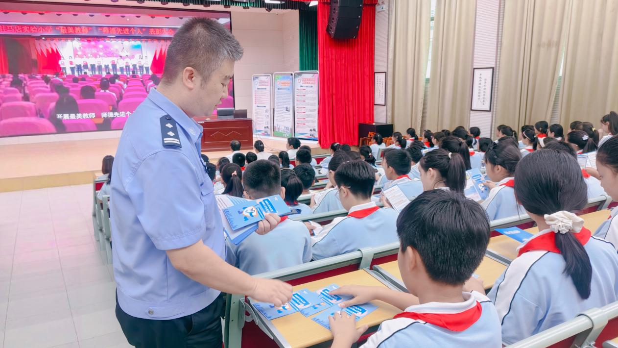 驛城網(wǎng)警走進(jìn)校園 攜手“小網(wǎng)友”共筑清朗網(wǎng)絡(luò)空間