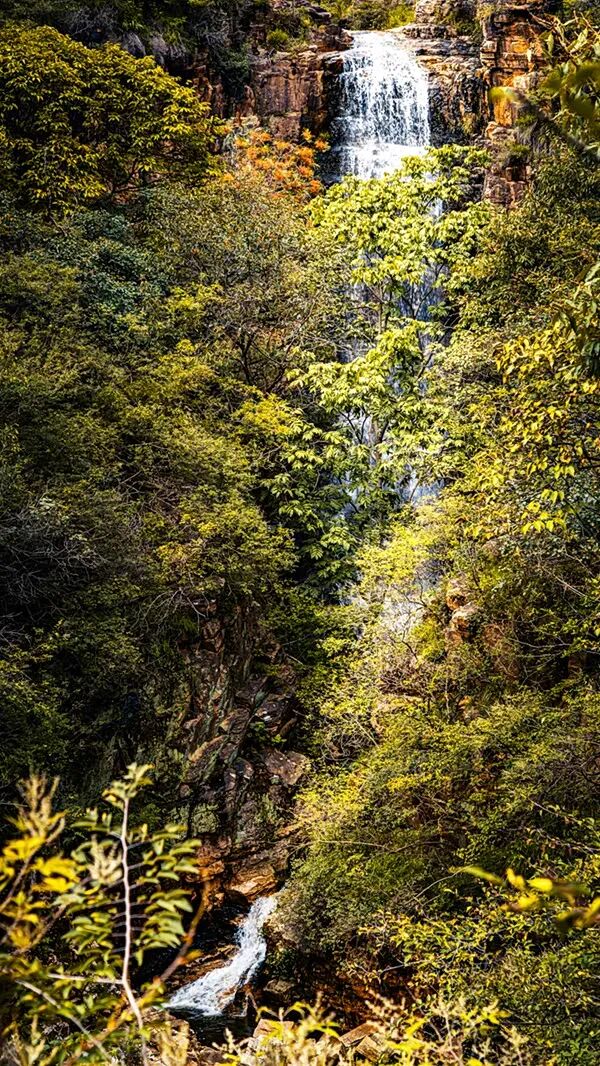 秋日秘境—駐馬店紅石崖竟藏著一道飛瀑流泉的仙境！