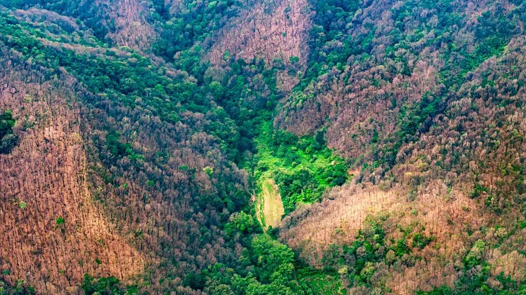 秋日秘境—駐馬店紅石崖竟藏著一道飛瀑流泉的仙境！