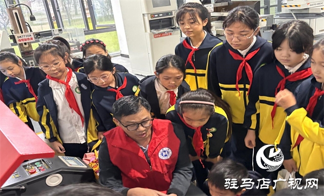  聚焦科普制造 感受科技魅力---- 第三十三小學參觀黃淮學院工程技術中心研學活動