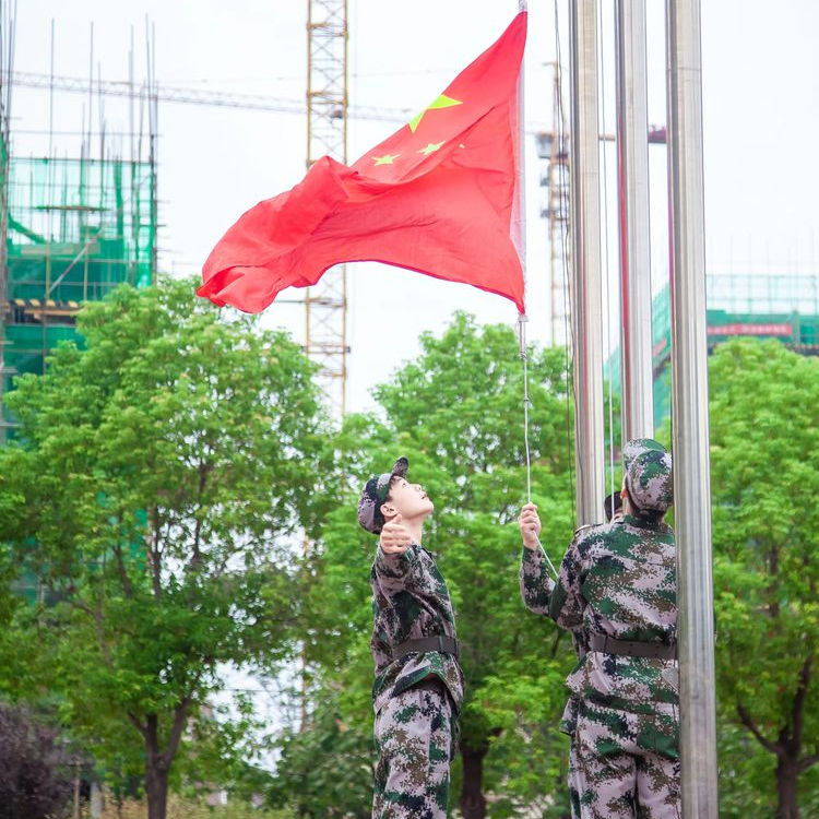 西平縣第五中學(xué)新學(xué)期主題升旗儀式隆重舉行