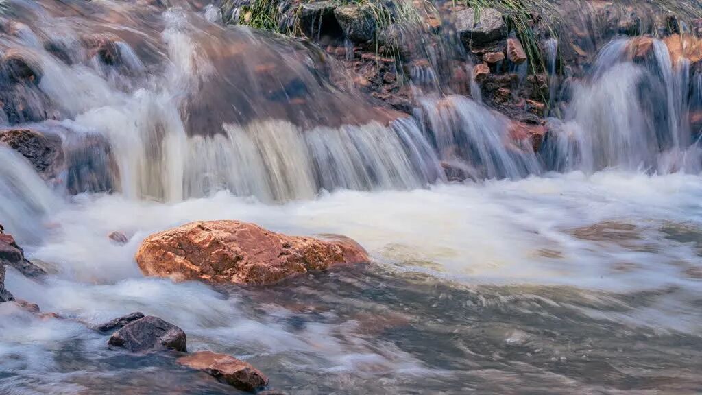 秋日秘境—駐馬店紅石崖竟藏著一道飛瀑流泉的仙境！