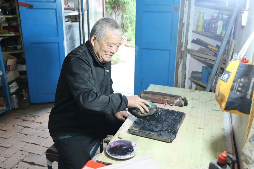縣區(qū)動(dòng)態(tài)｜92歲省級(jí)非遺傳承人李傳清 以刀為筆刻繪“德勝祥”年畫新韻