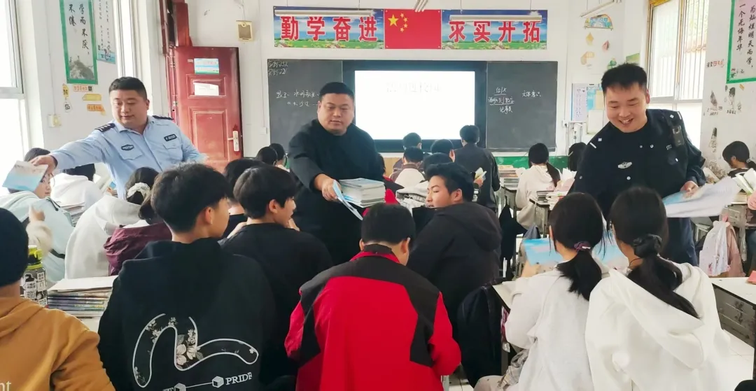 確山公安：法治報(bào)告進(jìn)校園 青春成長不偏航