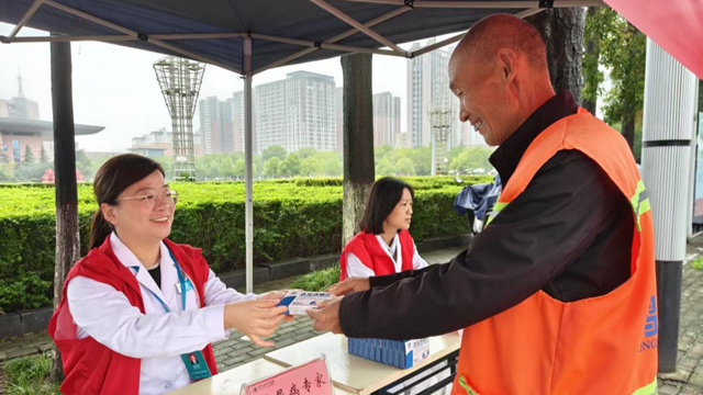 我市開展&ldquo;服務(wù)百姓健康行動(dòng)&rdquo;大型義診活動(dòng)