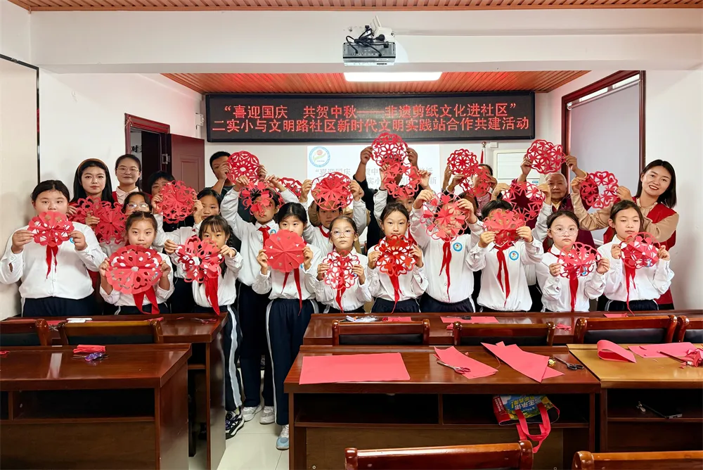 駐馬店第二實(shí)驗(yàn)小學(xué)開展非遺剪紙文化進(jìn)社區(qū)活動