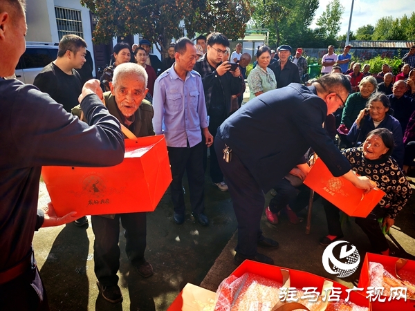 平輿縣西洋店鎮(zhèn)潘營村為153名80歲老人送月餅：文明實踐慶雙節(jié) 情暖民心送祝福
