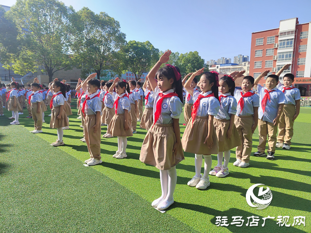 駐馬店市第二十三小學(xué)組織開展“童心向祖國 風(fēng)采綻光芒”迎國慶風(fēng)采展示活動
