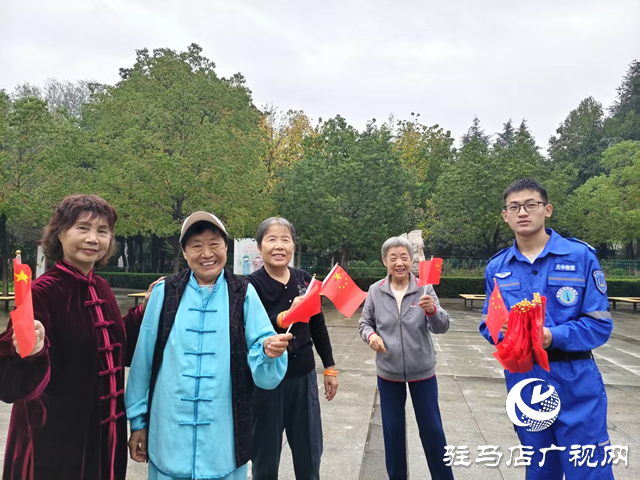 天中救援隊(duì)40余名隊(duì)員及志愿者化身“紅色使者”傳遞愛國情懷