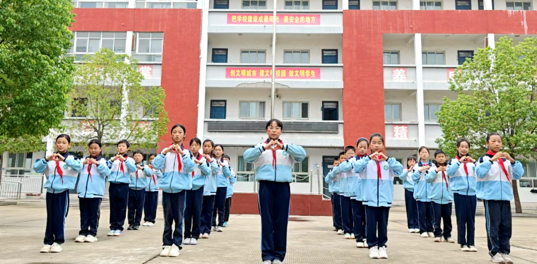  駐馬店市第三小學(xué)多校區(qū)聯(lián)動(dòng)開展新中國(guó)成立 76 周年主題教育活動(dòng)