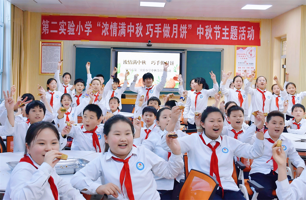 駐馬店第二實(shí)驗(yàn)小學(xué)開展“濃情滿中秋 巧手做月餅”主題活動(dòng)