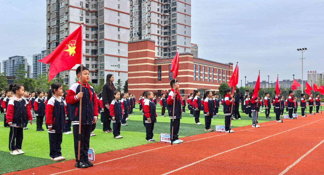 駐馬店實(shí)驗(yàn)小學(xué)舉行新隊(duì)員入隊(duì)儀式
