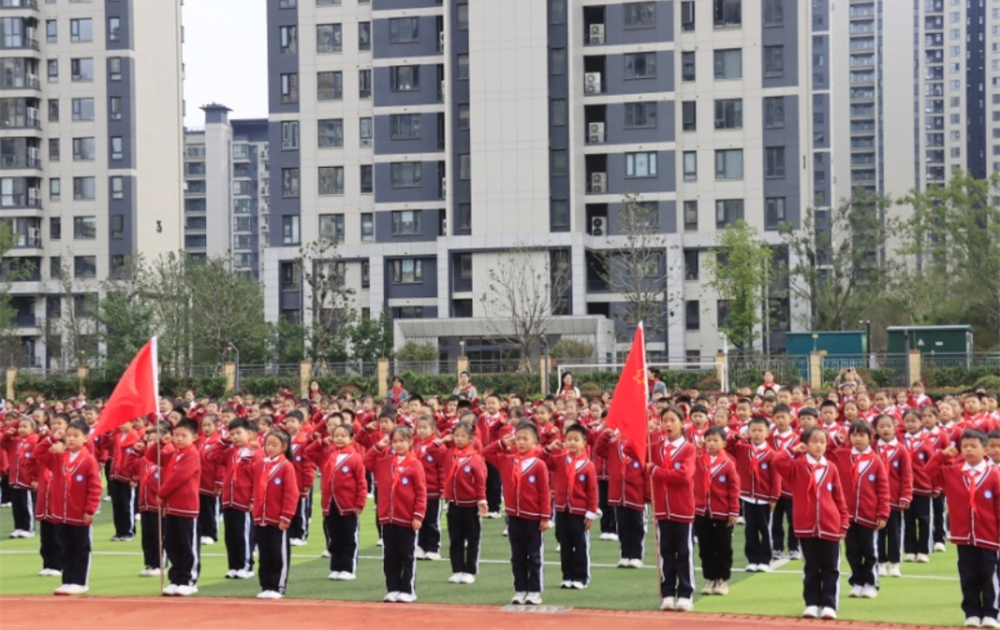 駐馬店第二實(shí)驗(yàn)小學(xué)舉行建隊(duì)日新隊(duì)員入隊(duì)儀式