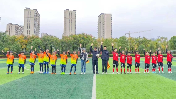“2025助力校園足球 點(diǎn)燃青春夢(mèng)想”——駐馬店實(shí)驗(yàn)小學(xué) “校長(zhǎng)杯” 足球賽激情開場(chǎng)