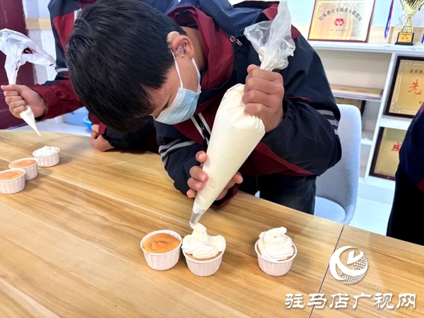 米亞烘焙蛋糕店走進(jìn)平輿縣特殊教育學(xué)校開展愛心捐贈(zèng)與烘焙教學(xué)活動(dòng)