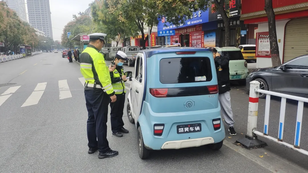 駐馬店交警開展非機(jī)動車交通違法專項(xiàng)整治行動