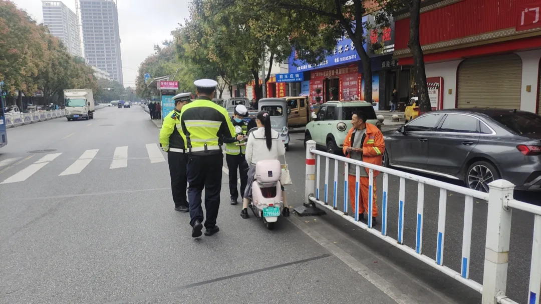 駐馬店交警開展非機(jī)動車交通違法專項(xiàng)整治行動