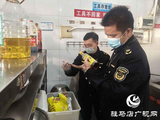 守護(hù)師生“舌尖安全”：駐馬店市市場監(jiān)管局開發(fā)區(qū)分局突擊“回頭看”校園食堂