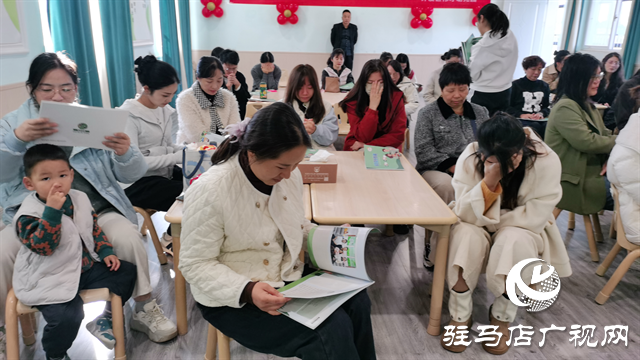  孩子入園家長(zhǎng)入校，駐馬店開(kāi)發(fā)區(qū)偉才幼兒園開(kāi)啟“雙師型學(xué)?！苯逃履Ｊ? /></a></p>
<p>本次活動(dòng)精心設(shè)計(jì)了多互動(dòng)環(huán)節(jié)。主辦方不僅闡述了活動(dòng)的主題與深遠(yuǎn)意義，還通過(guò)穿插進(jìn)行的趣味游戲和情景模擬，讓家長(zhǎng)親身體驗(yàn)“鼓勵(lì)”與“表?yè)P(yáng)”對(duì)孩子心理產(chǎn)生的不同影響。這種沉浸式的學(xué)習(xí)方式，使家長(zhǎng)們深刻認(rèn)識(shí)到，科學(xué)的家庭教育方法如同春雨，能更好地激發(fā)孩子的內(nèi)在潛能，幫助其建立自信。</p>
<p>在互動(dòng)交流環(huán)節(jié)，家長(zhǎng)代表們踴躍發(fā)言，現(xiàn)場(chǎng)氣氛熱烈。大家一致認(rèn)為，教育孩子不僅僅是學(xué)校的責(zé)任，家長(zhǎng)更需不斷學(xué)習(xí)與提升。他們分享道，通過(guò)“智慧父母學(xué)校”這個(gè)平臺(tái)，學(xué)到了要善于發(fā)現(xiàn)和挖掘孩子的獨(dú)特特長(zhǎng)，理解因材施教的重要性，并更多地運(yùn)用正向鼓勵(lì)的方法，才能促使孩子身心健康、茁壯成長(zhǎng)，最終成為對(duì)社會(huì)有用的人才。</p>
<p align=