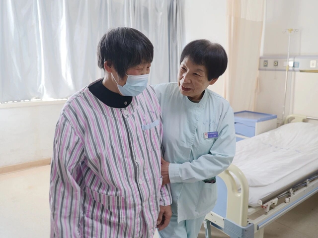 駐馬店市中心醫(yī)院——退休十年堅(jiān)守病房，石艷菊用感恩之心溫暖患者